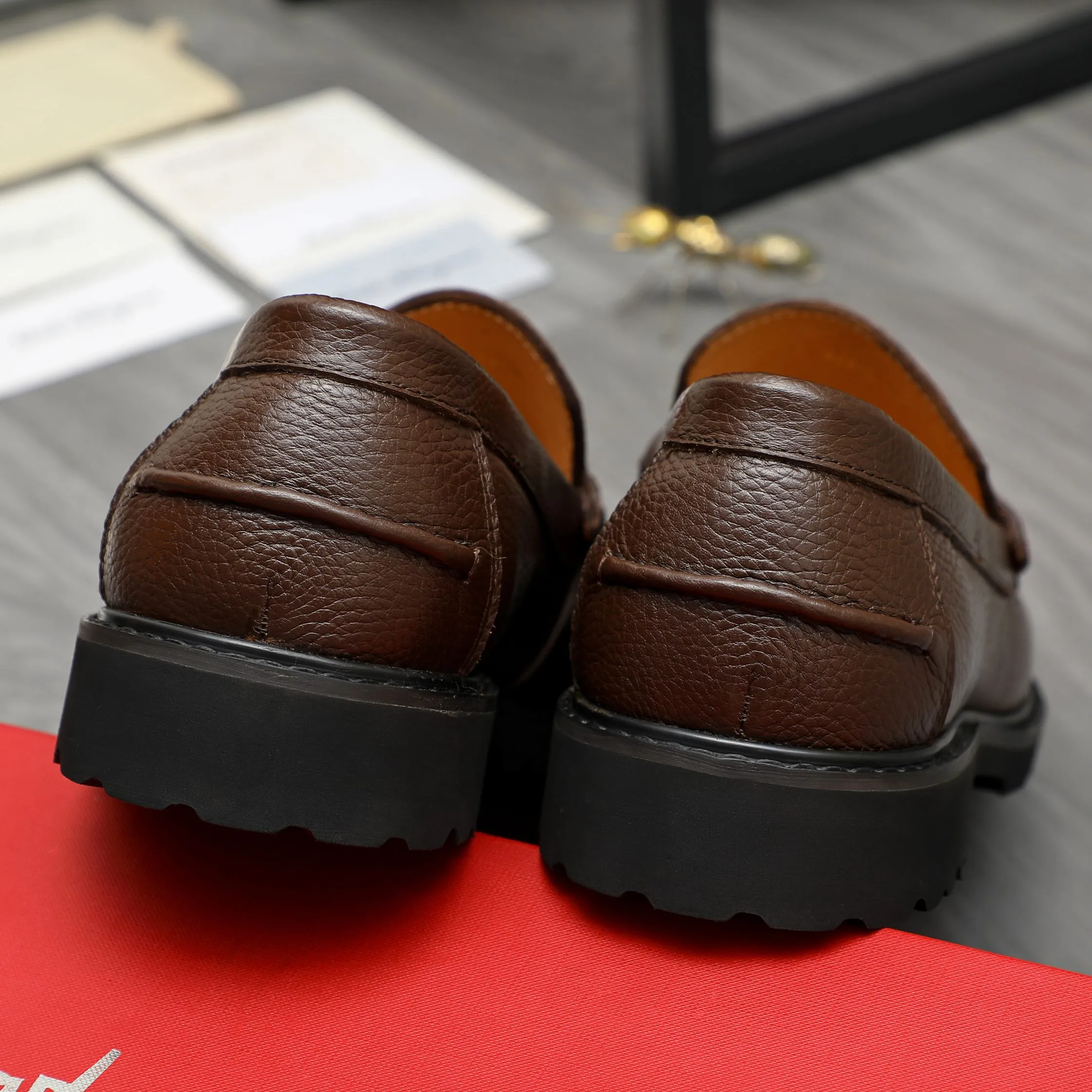 Men's shoes 💰442 Product trademark: Ferragamo "Ferragamo" business formal leather shoes Regular size: 38-46 (45.46 is custom-made and non-returnable) Product materials: Selected small pebbled cowhide upper, cowhide lining, non-slip rubber outsole
